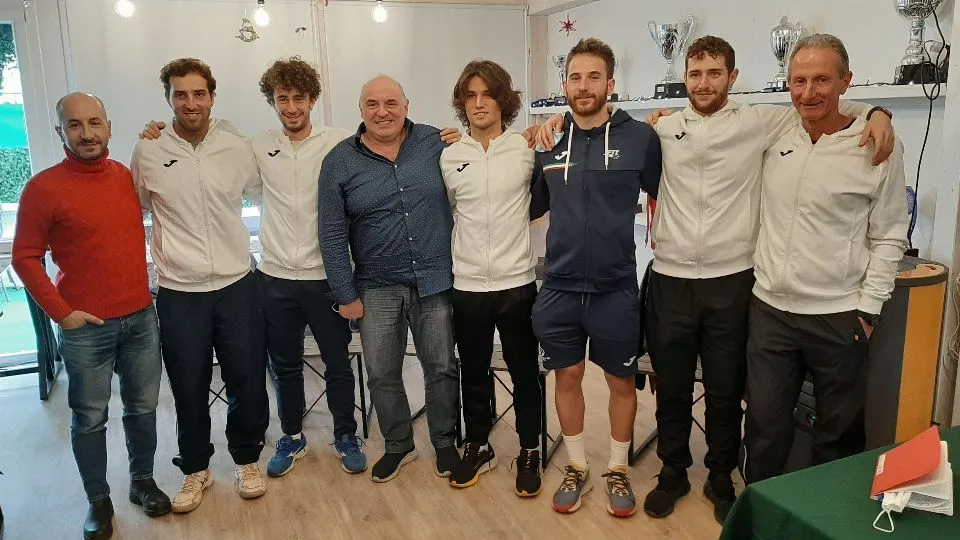La squadra di A2 con i dirigenti Fabio De Santis e Marco Paolini