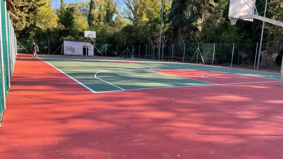 il campo da basket al parco Marecchia