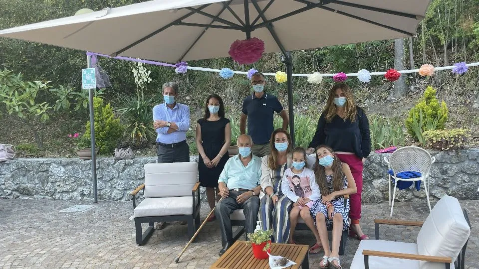 la famiglia insieme al sindaco e ai responsabili della struttura