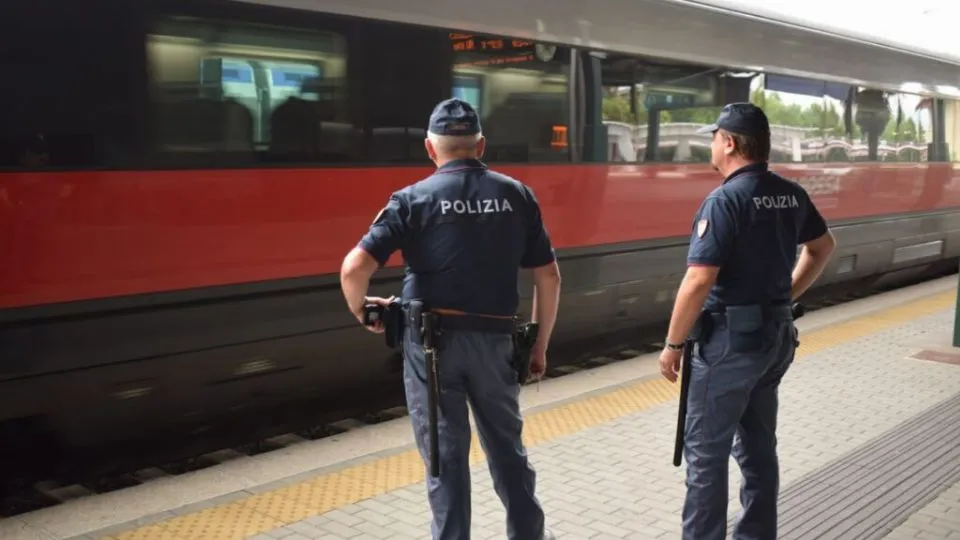 Due agenti della Polfer in stazione (repertorio)