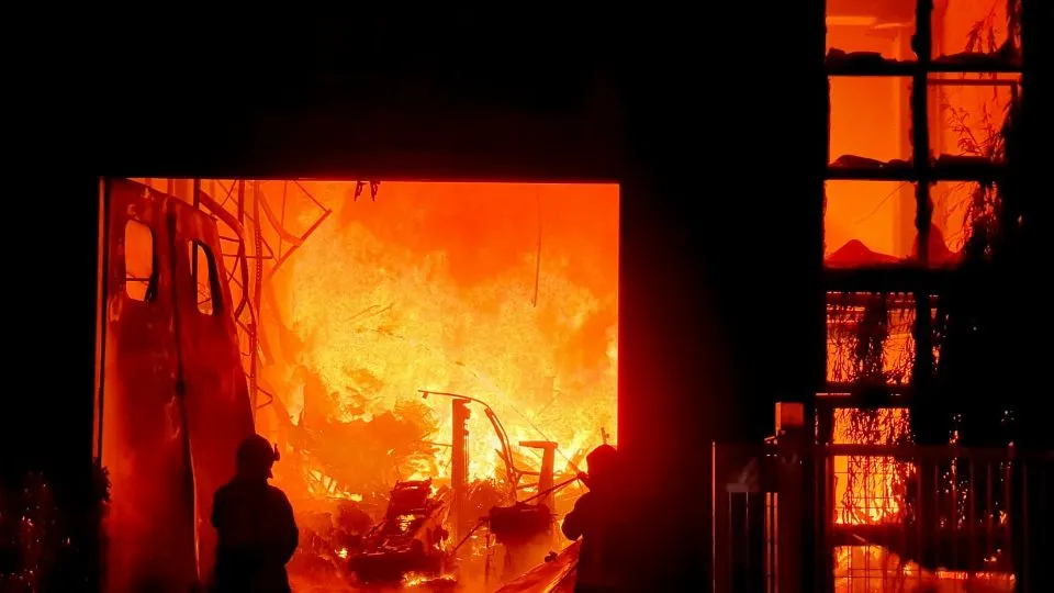 Il capannone divorato dalle fiamme (foto Migliorini)