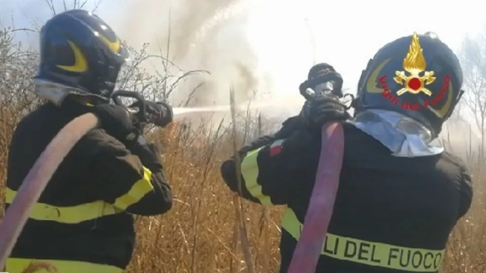 i vigili del fuoco al lavoro (repertorio)