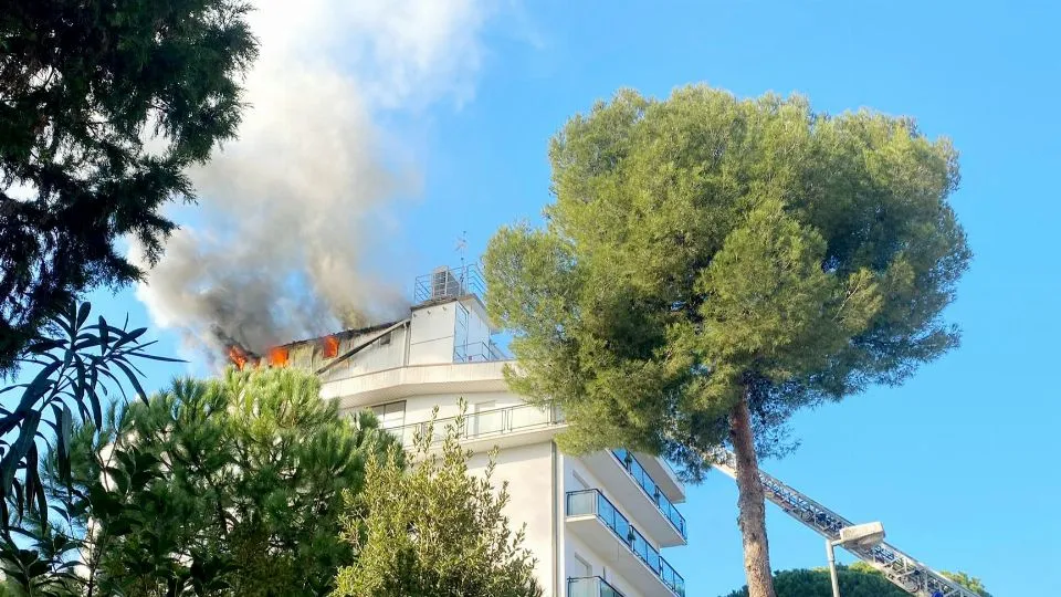 Fiamme e fumo sul tetto dell’hotel Maestri a Riccione (foto Migliorini)
