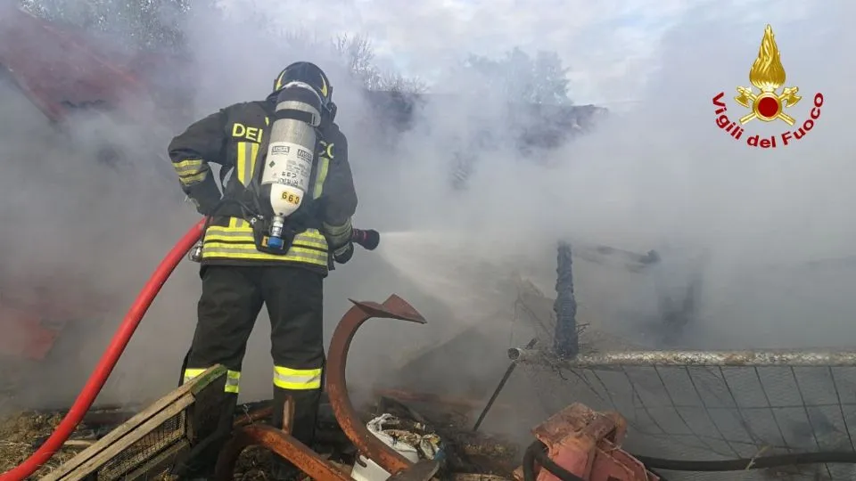 un vigile del fuoco al lavoro (repertorio)
