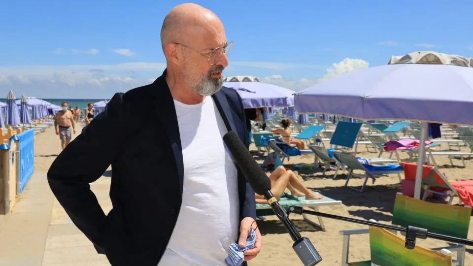 il presidente Bonaccini intervistato sulla spiaggia
