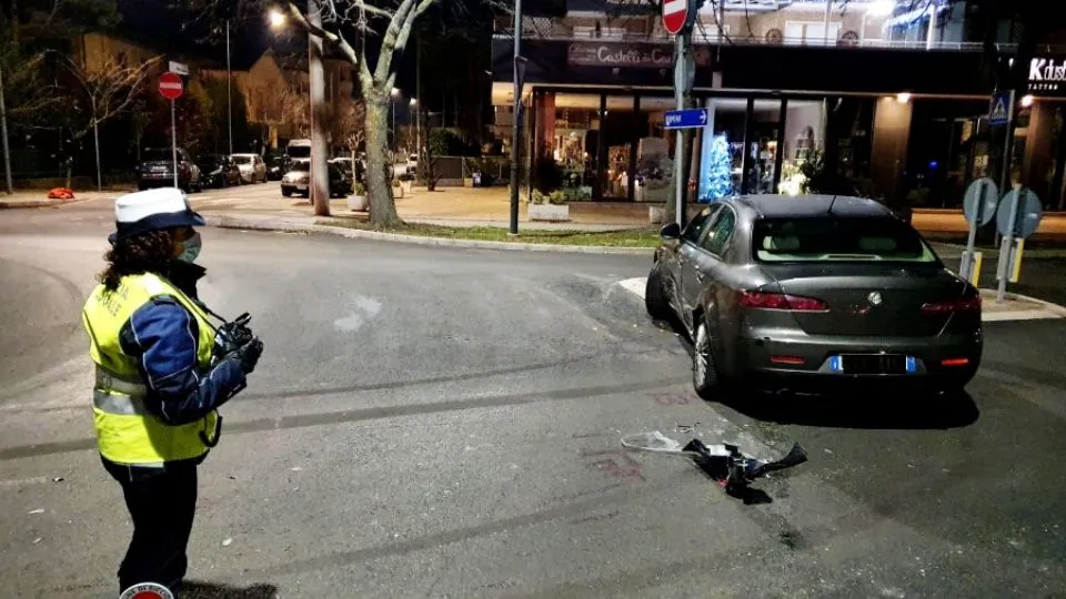 i rilievi sull’auto dei fuggitivi (adriapress)