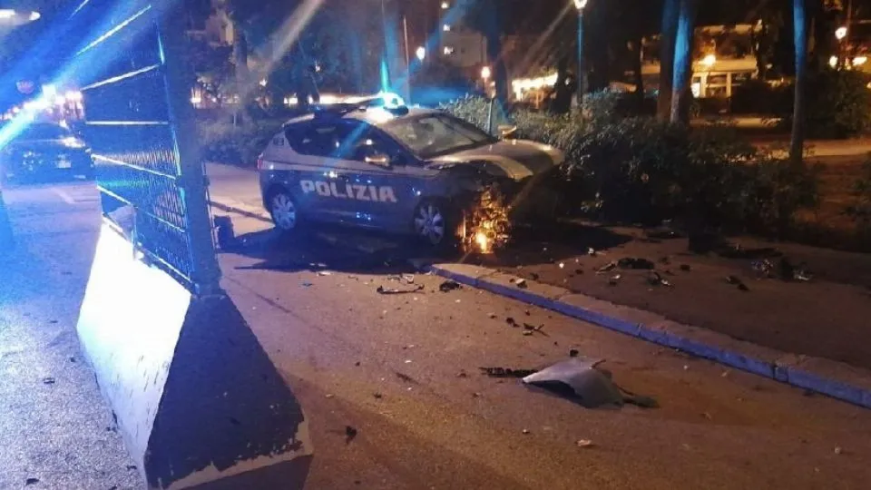 l’auto coinvolta nell’incidente (@newsrimini.it)