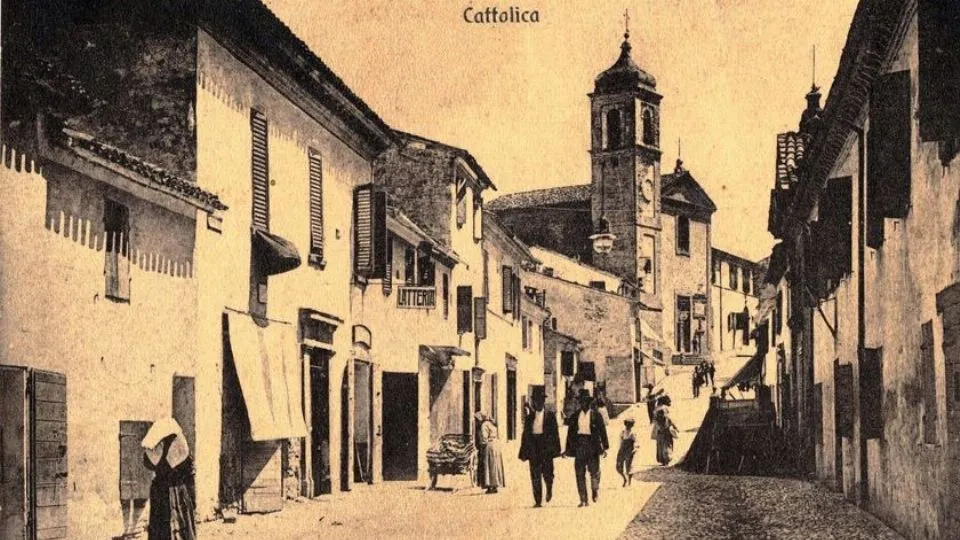 una foto storica di via Pascoli a Cattolica