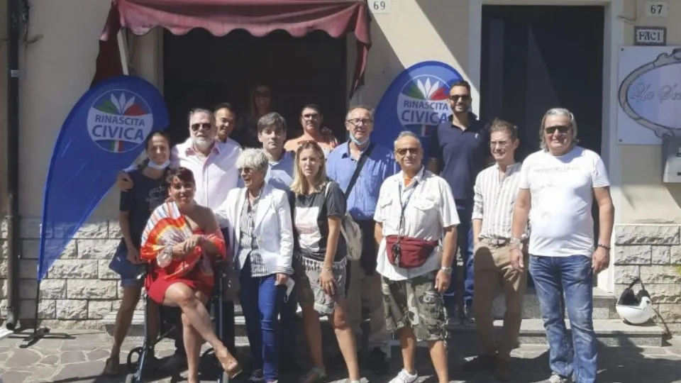 foto di gruppo alla sede