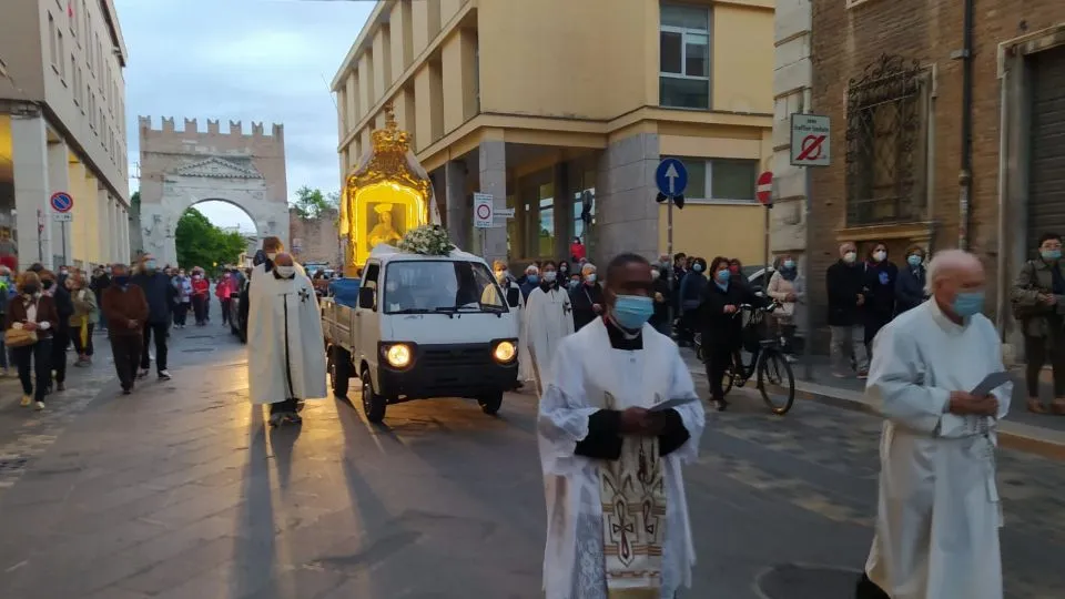 la processione con l’immagine della Madonna della Misericordia