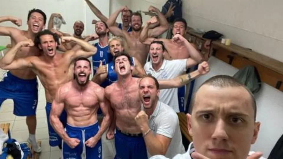 Il selfie della squadra dopo la vittoria