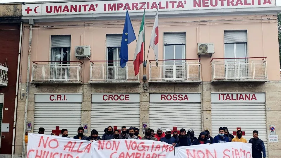 la protesta davanti alla Croce Rossa di Rimini (foto Migliorini)