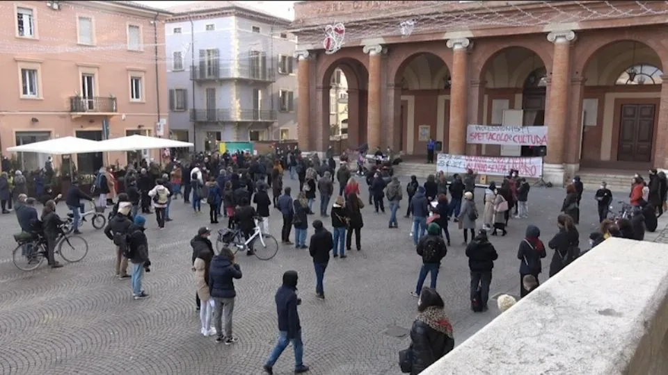 i lavoratori protestano in piazza