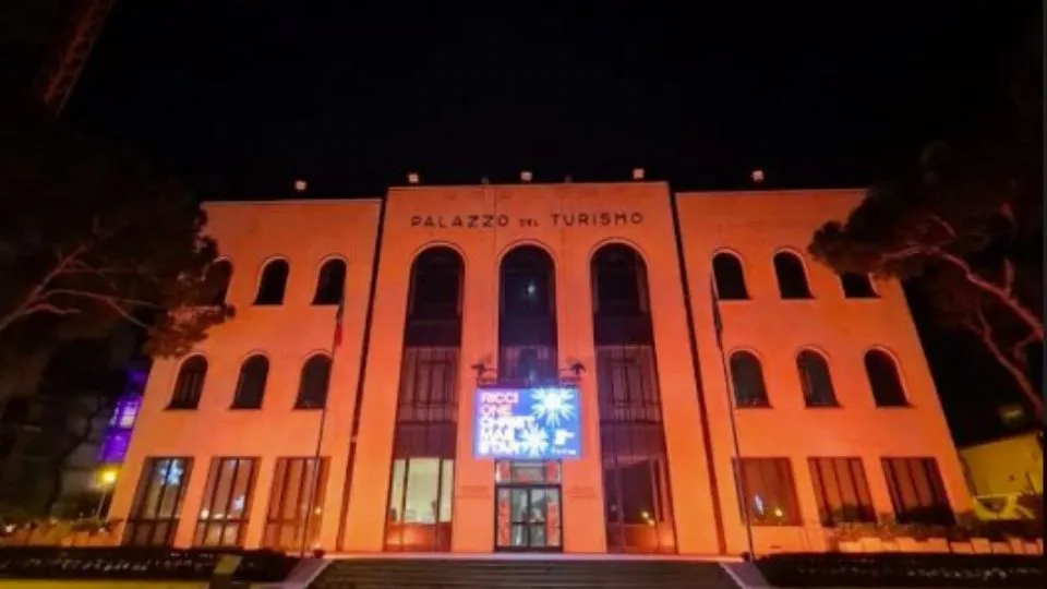il Palazzo del Turismo di Riccione in arancione