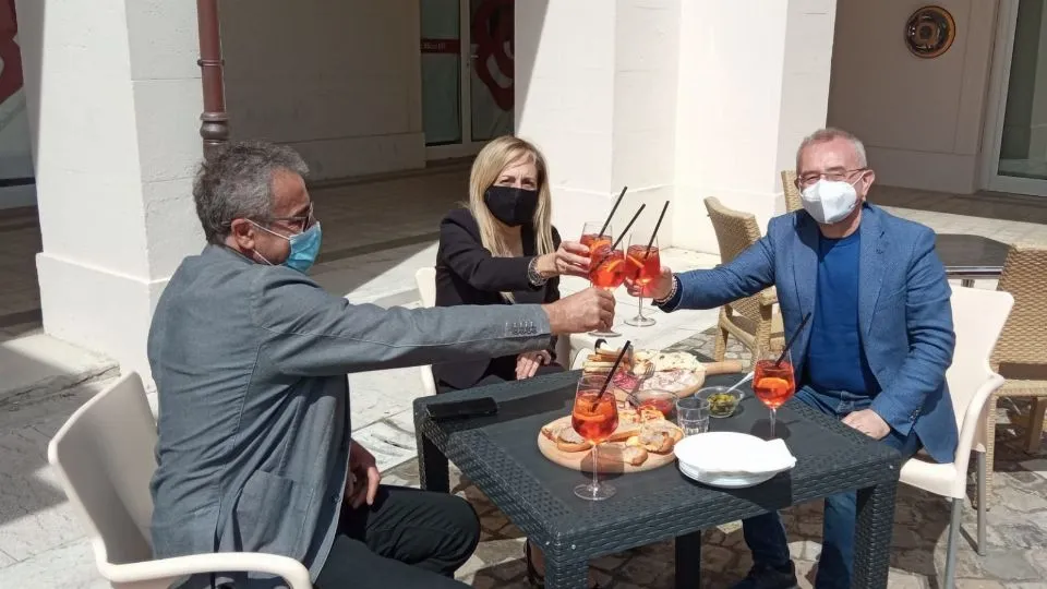 un brindisi per sancire l’accordo