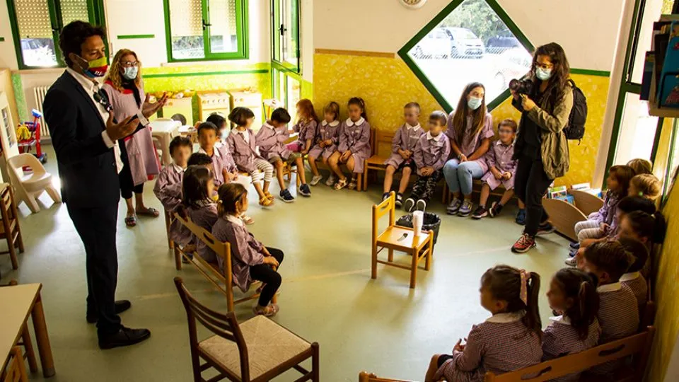 L’assessore Morolli in una scuola
