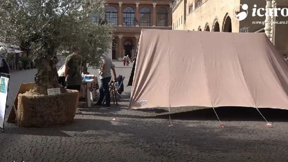 la tenda in piazza Cavour