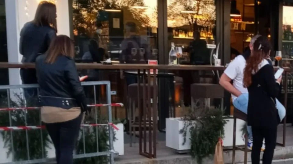 alcune persone immortalate a fare l’aperitivo
