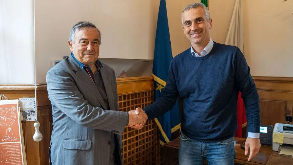 la stretta di mano tra Ravaioli e Sadegholvaa