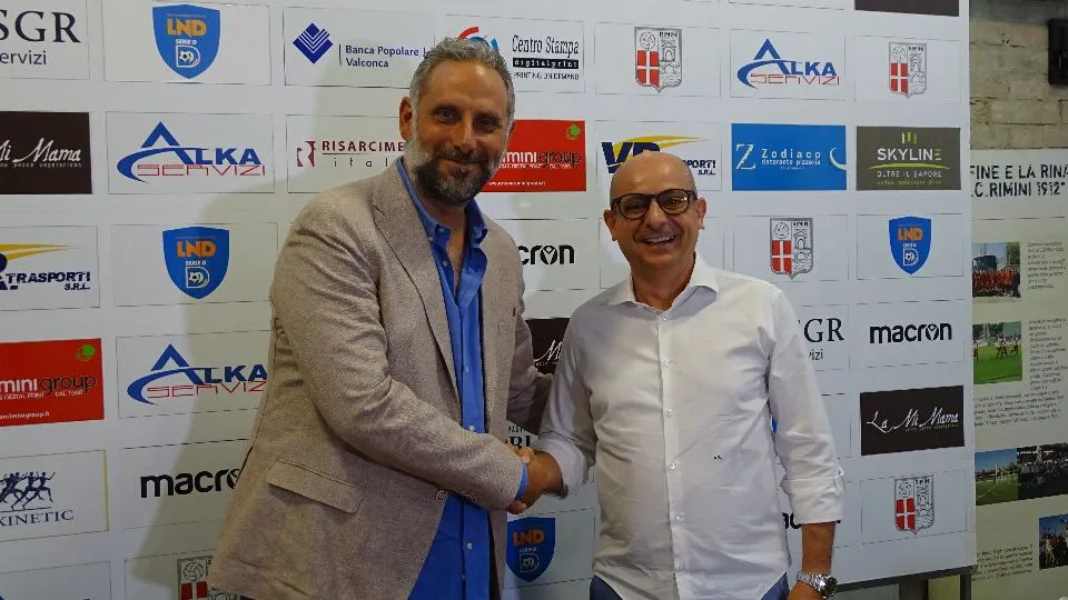 La stretta di mano tra mister Gaburro e il presidente Rota