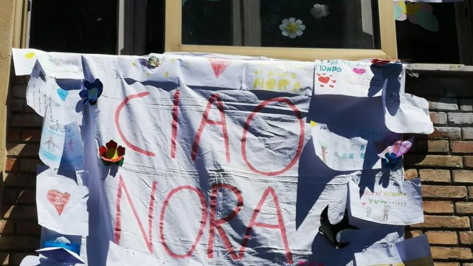 lo striscione dedicato alla maestra scomparsa