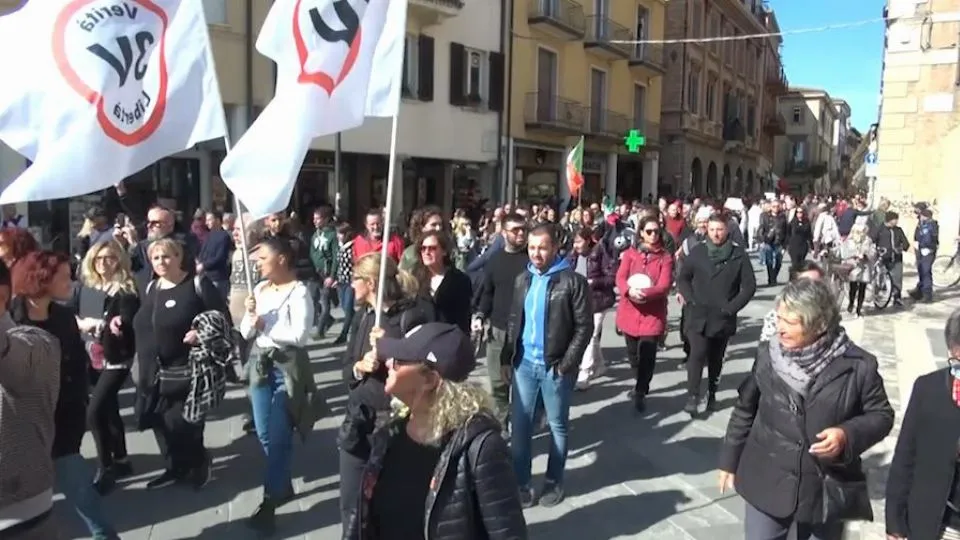 un manifestazione no pass in piazza Tre Martiri