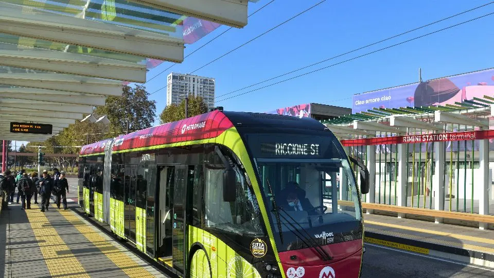 I mezzi elettrici del Metromare