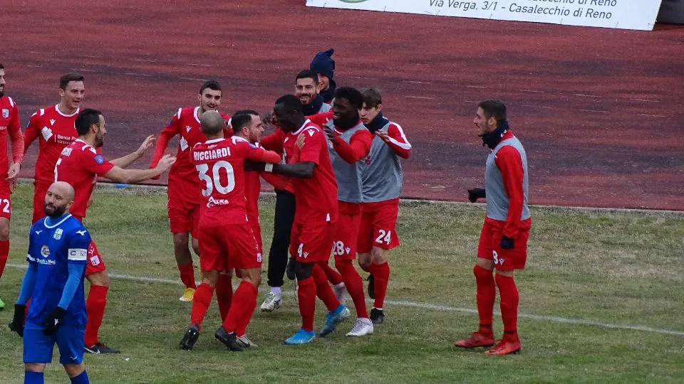 Casolla abbracciato dai compagni dopo il gol