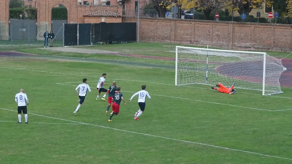Il rigore di Cortesi che vale il 2-1 al Mezzolara
