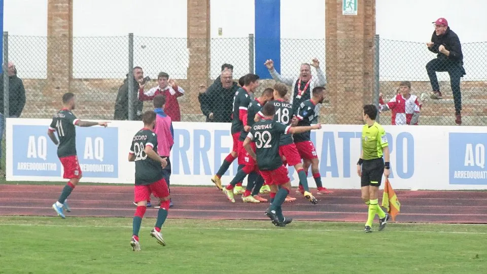 Tonelli festeggiato dopo il gol del momentaneo 1-1
