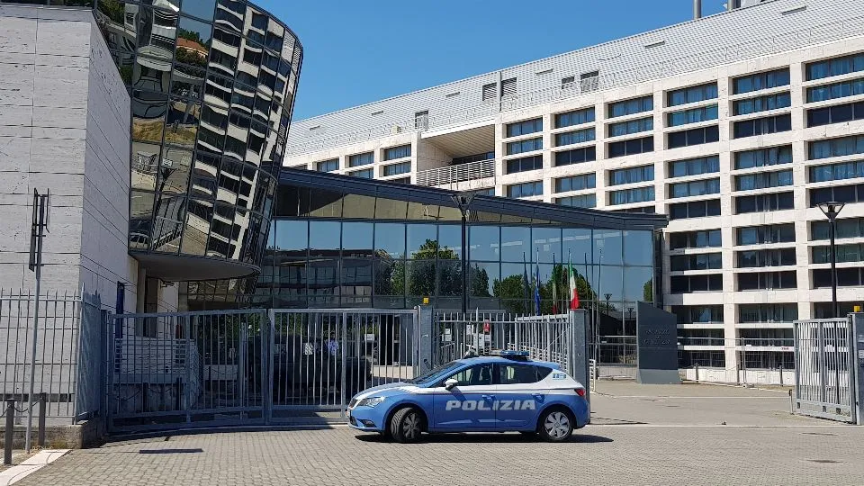 una Volante davanti al tribunale di Rimini