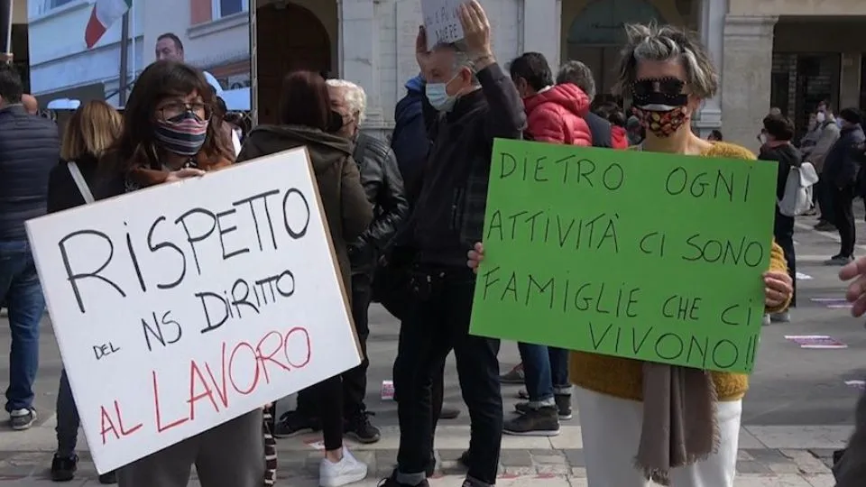 alcuni manifestanti in piazza con MIO