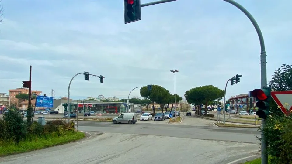 l’incrocio tra la Statale 16 e via Grotta