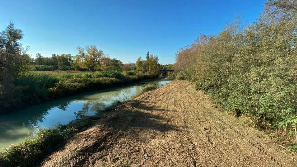 l’argine del fiume Conca a Misano