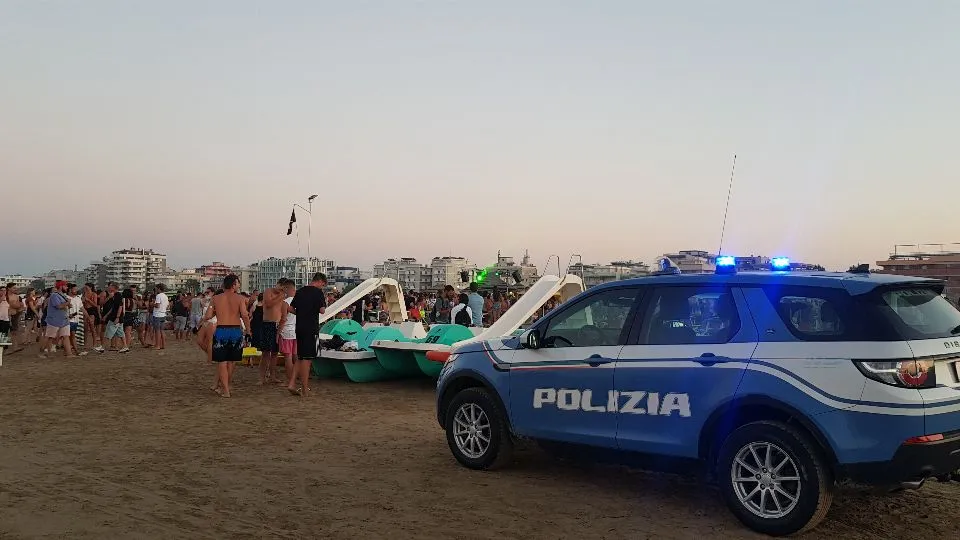 i controlli della polizia in spiaggia