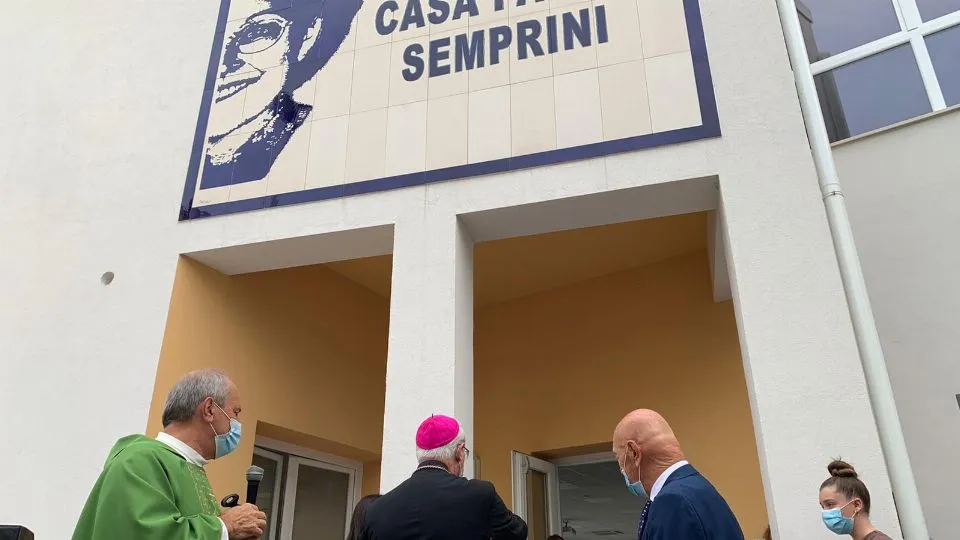 il taglio del nastro di Casa Paola
