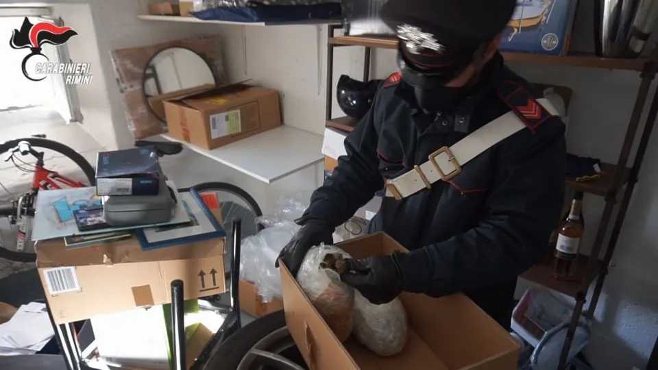 i carabinieri durante la perquisizione