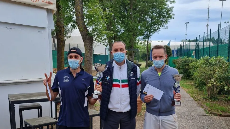 La premiazione del torneo Over 45 effettuata dal direttore sportivo del Ct Cervia, Andrea Mazzavillani