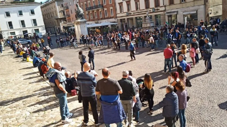 l’arrivo in piazza Cavour (@newsrimini)