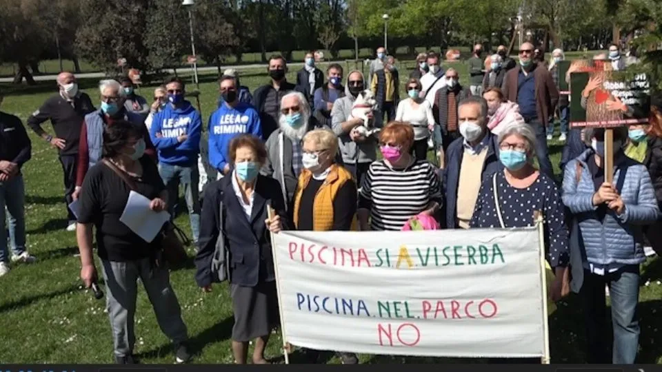 una manifestazione contro la piscina nel parco Don Bello