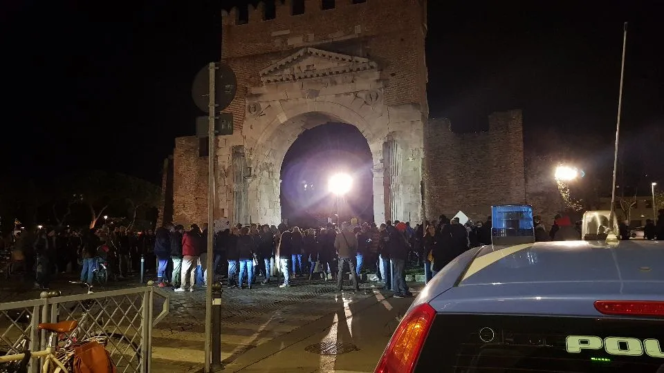 i manifestanti di fronte all’Arco d’Augusto @Newsrimini
