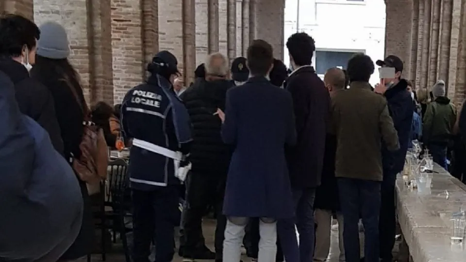 gli agenti nella Vecchia Pescheria multano un giovane (@Newsrimini)