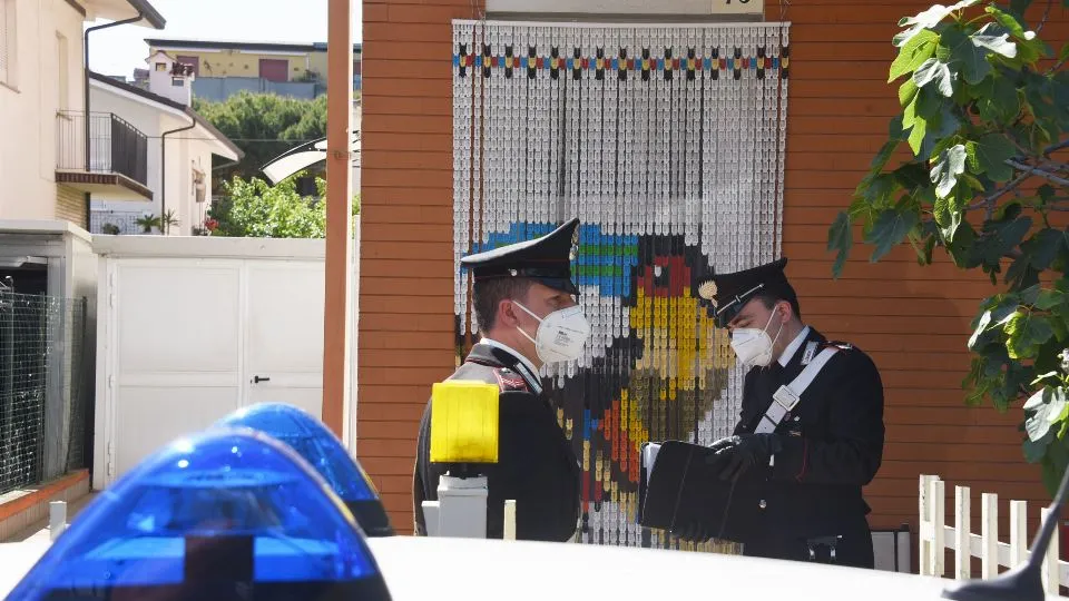 i carabinieri davanti all’ingresso dell’abitazione di via Lussemburgo (foto Migliorini)
