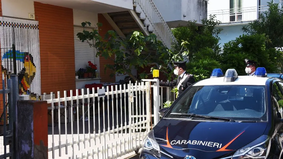 i carabinieri davanti al bilocale di via Lussemburgo
