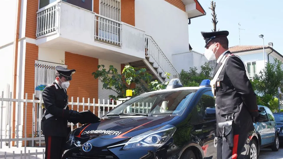 i carabinieri sulla scena del delitto (foto Migliorini)
