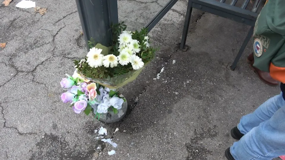 Un mazzo di fiori per la vittima alla pensilina del bus @Newsrimini