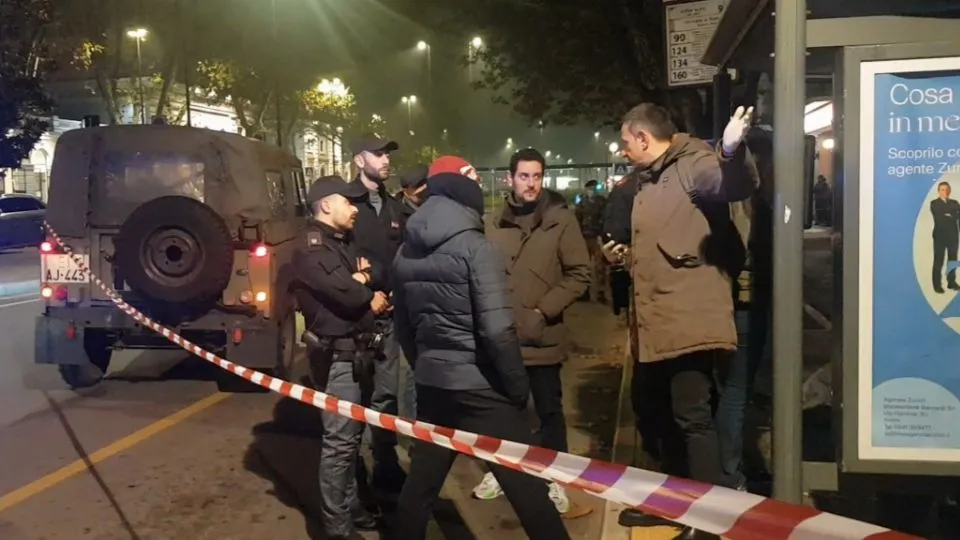 gli investigatori della Mobile sul luogo del delitto @Newsrimini