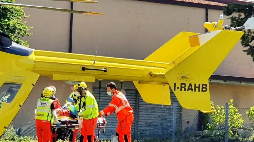 l’operaio caricato sull’elisoccorso (foto Migliorini)