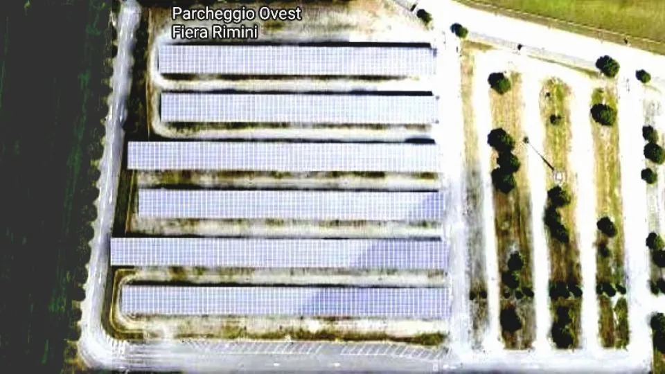 il parcheggio ovest con i pannelli
