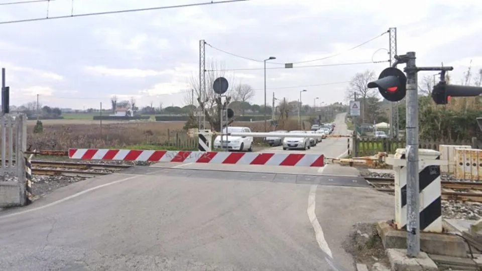 un passaggio a livello a Torre Pedrera